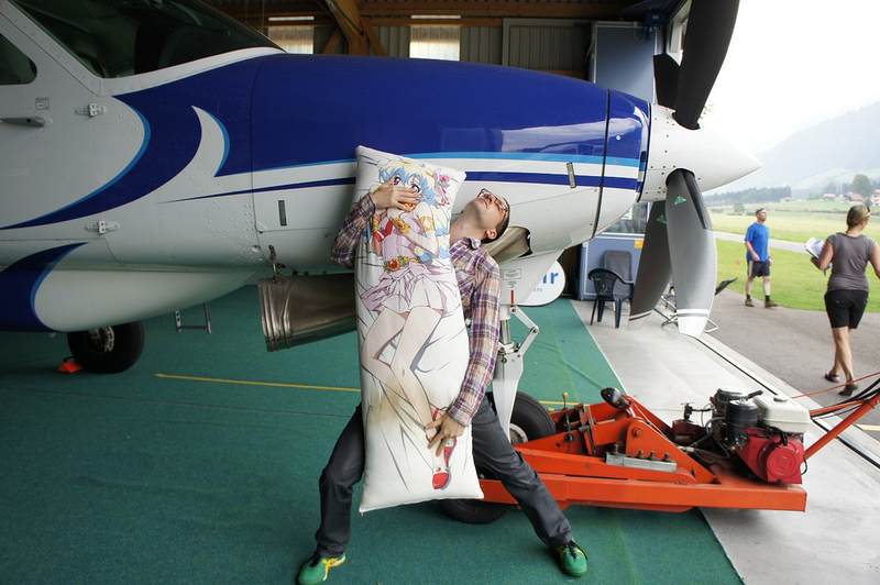 Illustration for article titled Pure Nerd Insanity: Two Men Skydiving with a Girly Hug Pillow